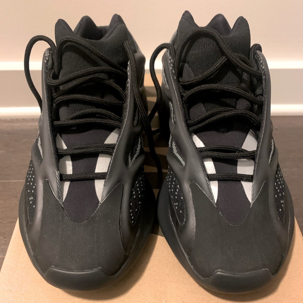 Yeezy 700 | 6.5 in Boys | 7.5 in Women
